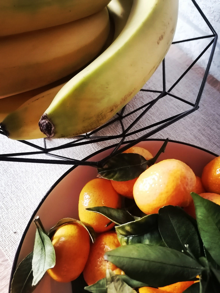 Мытые и готовые к употреблению фрукты всегда лежат на самом видном месте. Приучила себя к этому. Раньше яблоки могли просто сгнить в холодильнике - забывали про них. А сейчас ничего не пропадает, а совсем наоборот. 