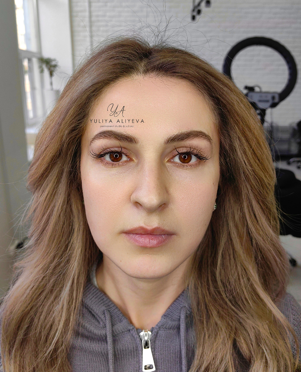 На фото - перманентный макияж  бровей в технике Realistic Hairs, фото до и сразу после процедуры