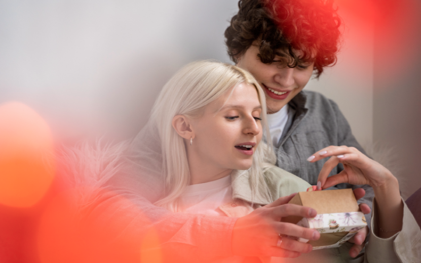    Необычные новогодние подарки для любимых: что подарить парню или девушке в 2025 году