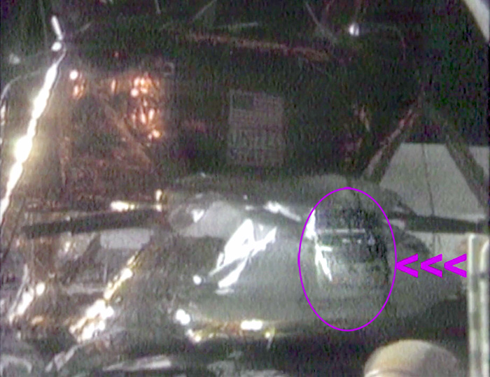 Качающаяся от вентиляции на Луне сумка "Аполлона 16" от британского исследователя  