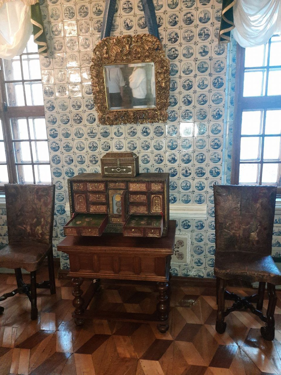 Во дворце сохранилось 4 комнаты, отделанные голландской плиткой 18 века