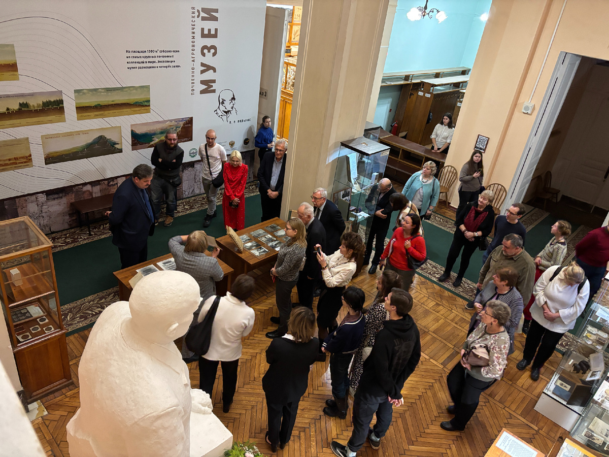 Гости в холле музея
