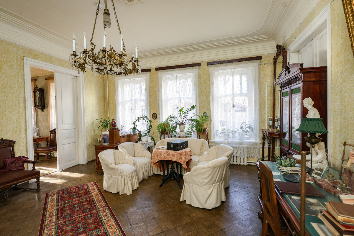 Музей академиков Арбузовых удивляет своими нетронутыми интерьерами. 