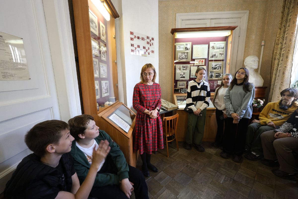 Маленькая комната справа от входа посвящена научной деятельности Арбузовых. 