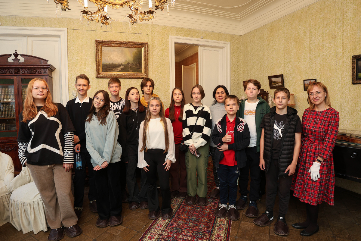 В мир ученых-химиков школьников погрузила директор музея Наталья Кореева. 