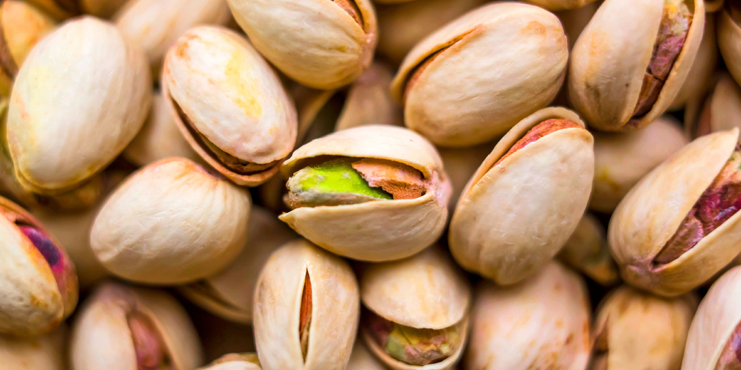 Крепкий орешек: насколько фисташки полезны, чем опасны и как с ними сделать «дубайский шоколад»