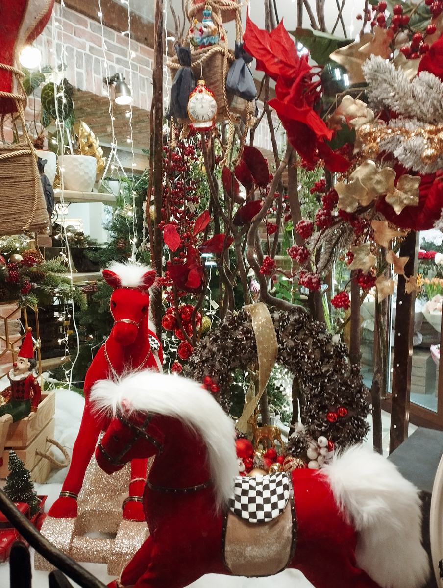 Новогодние украшения на центральных улицах города.