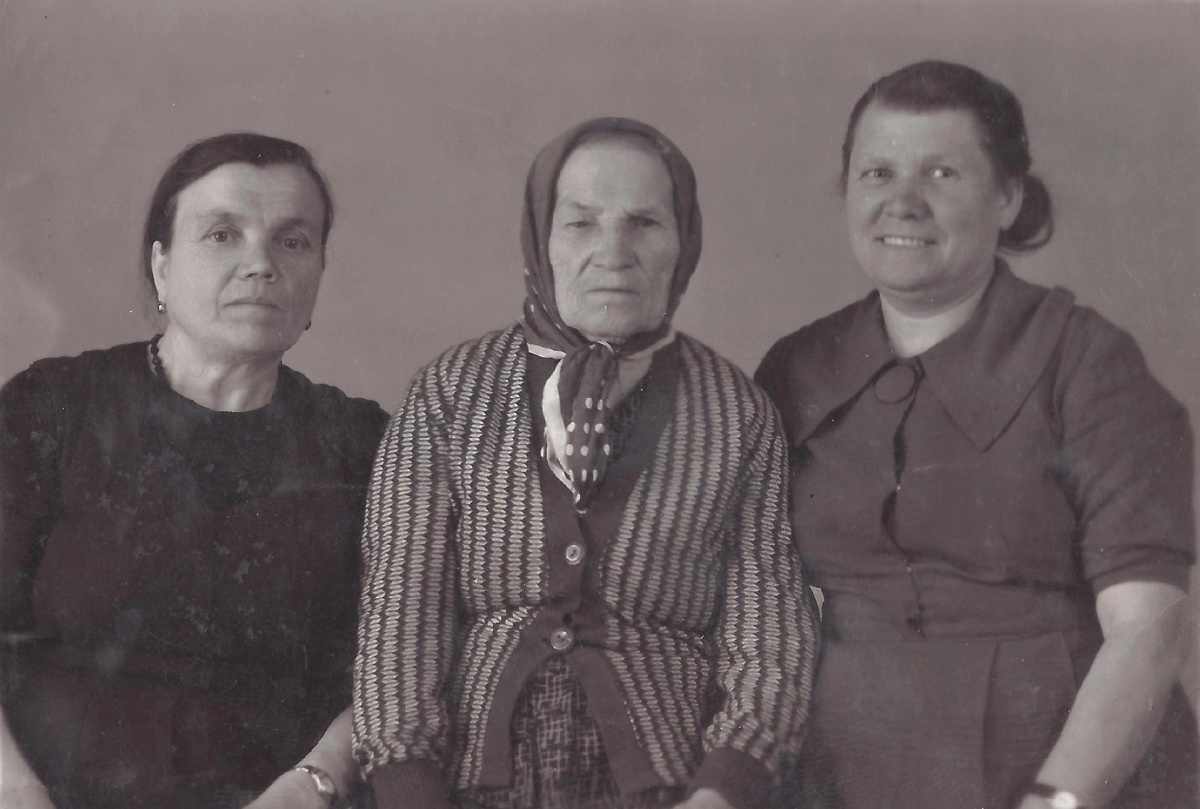 В центре моя прабабушка Арина Петровна. Я ее захватила, она даже со мной няньчилась, но я ее совершенно не помню.... 