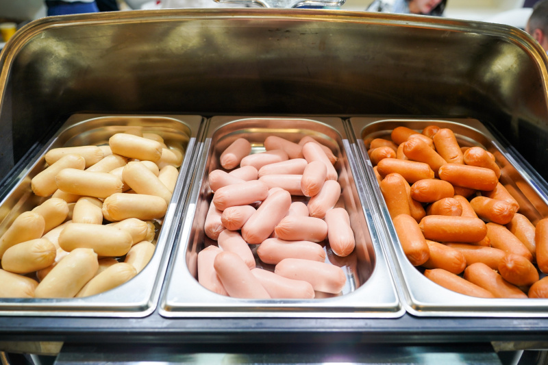    Мясные изделия из магазинов, пища высокой переработки, - это то, от чего лучше отказаться или хотя бы максимально ограничить. Фото: © Sergey Petrov/news.ru/Globallookpress