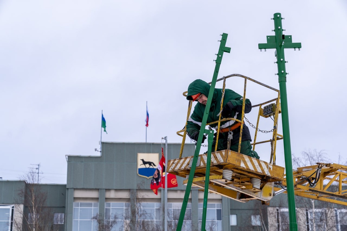    Новый год близко: в Сургуте начали устанавливать главную ёлку