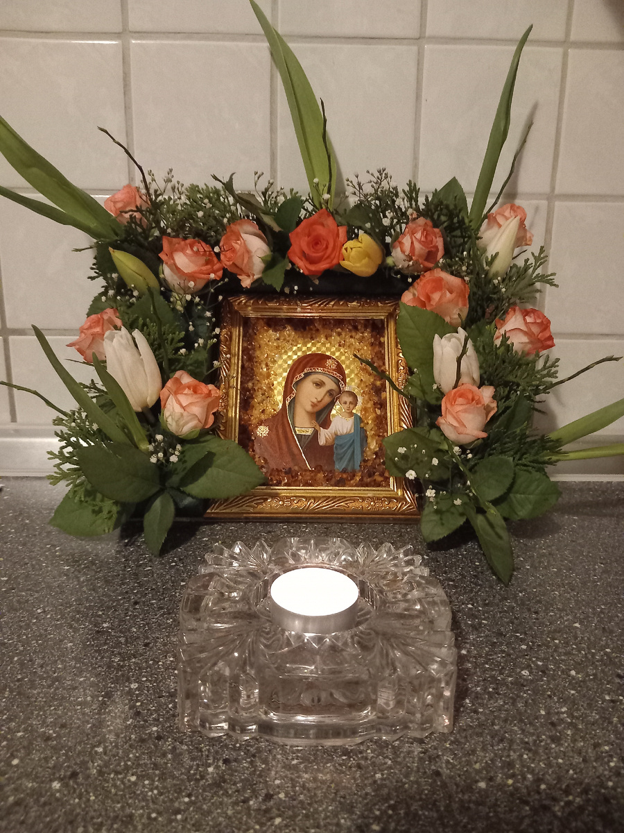 Домашнюю икону к Рождеству в прошлом году украшали с дочунями, цветы живые