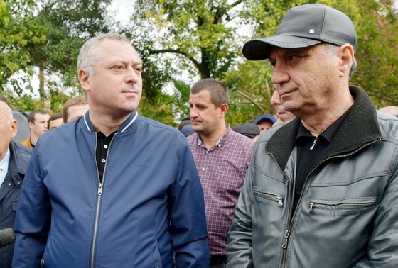    Бадра Гунба (слева)