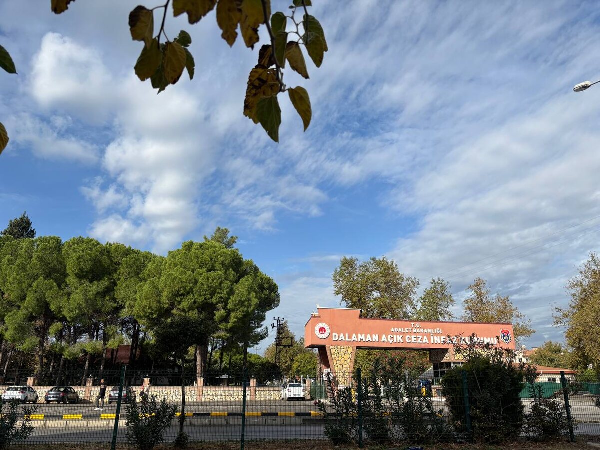 Фото сделали только снаружи. Не уверена, что внутри можно фотографировать. Хотя никаких предупреждений об этом не висит