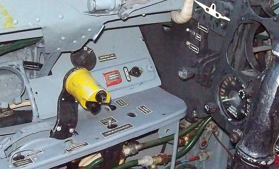 На фото левый пульт управления кабины инструктора с кнопками СПУ и рации на РУДе