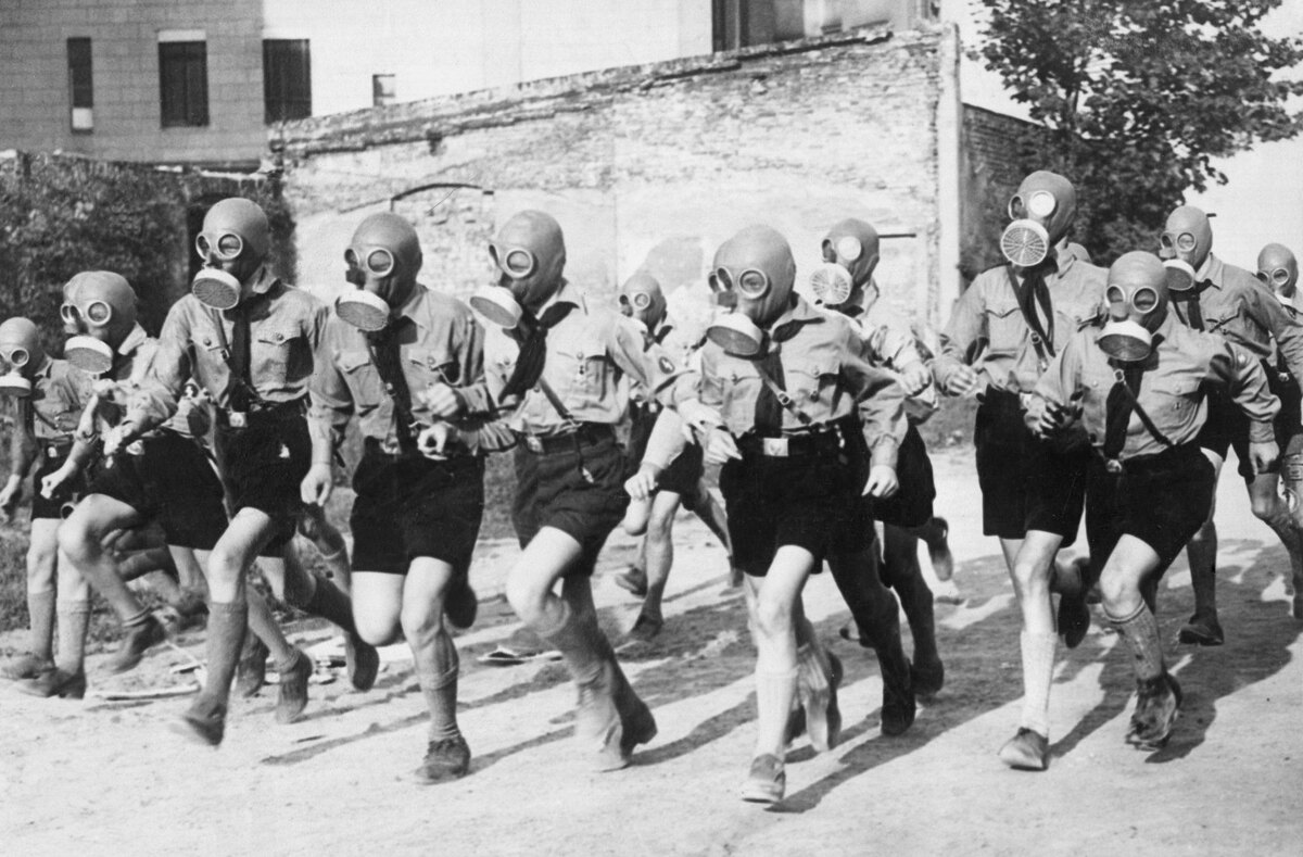 Только лопат в руках не достаёт.