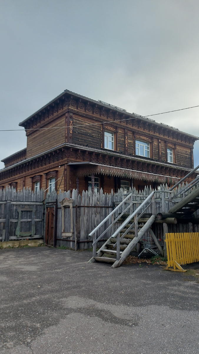 Основное здание-терем.