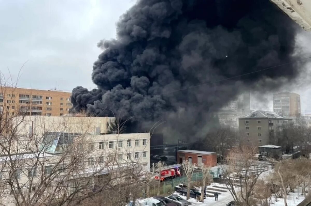    В Екатеринбурге полыхает крыша поликлиники