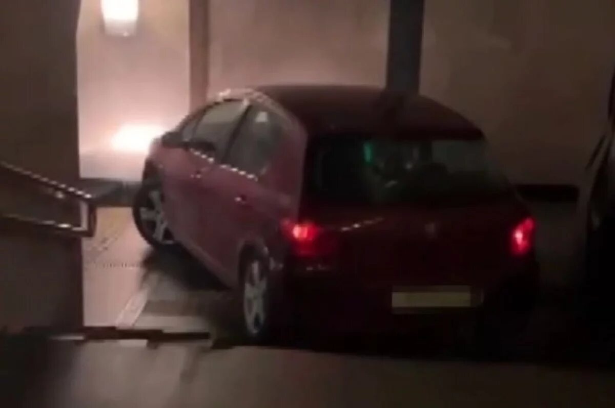    В Сочи мужчина заехал на машине в подземный переход