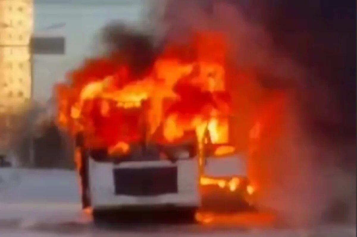    Появились кадры с горящим автобусом в Якутске