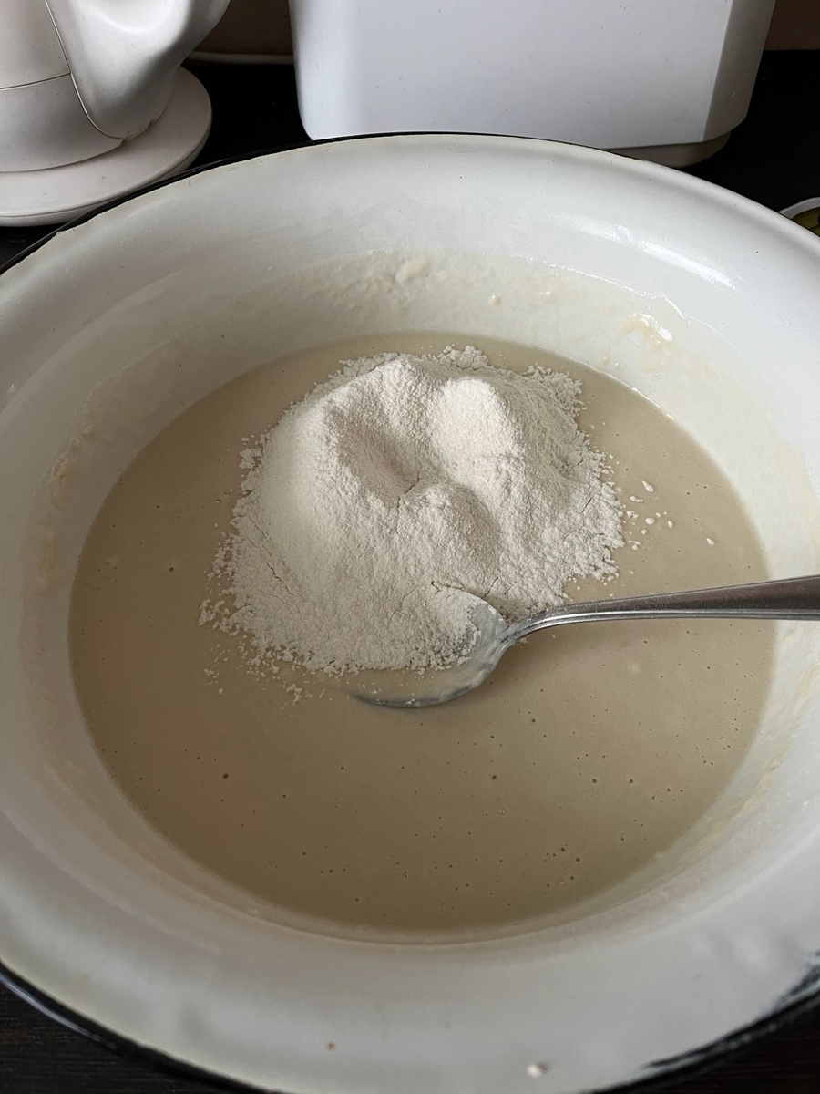 Две ложки муки.