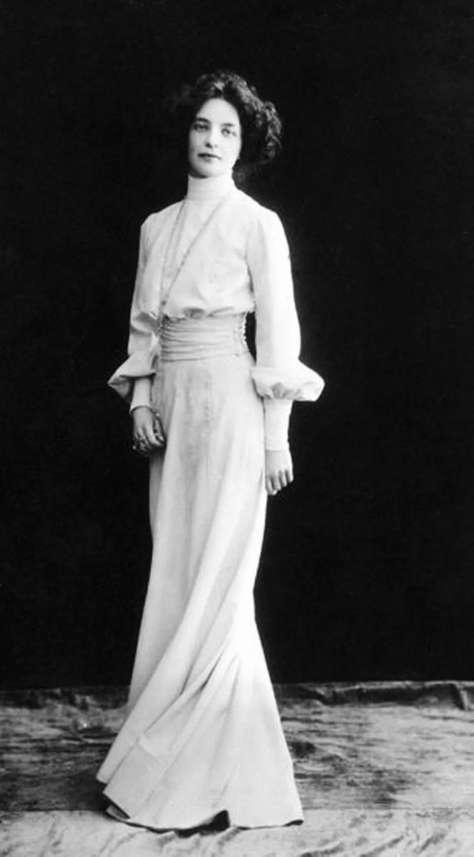 «Я не знаю ваших московских обычаев. Можно ли всюду бывать в белых платьях? Я иначе не могу. У меня иного цвета как-то кожа не переносит». 