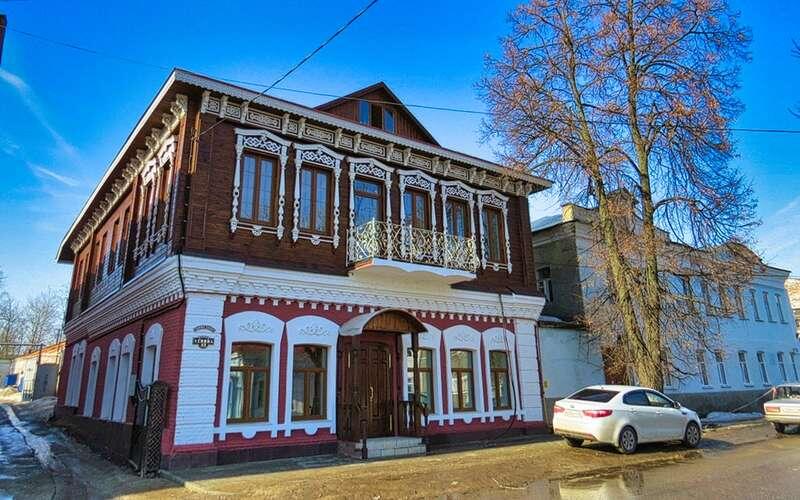    Атмосферный отель «Снегири» расположен в отреставрированном двухэтажном деревянном особняке середины XIX века.