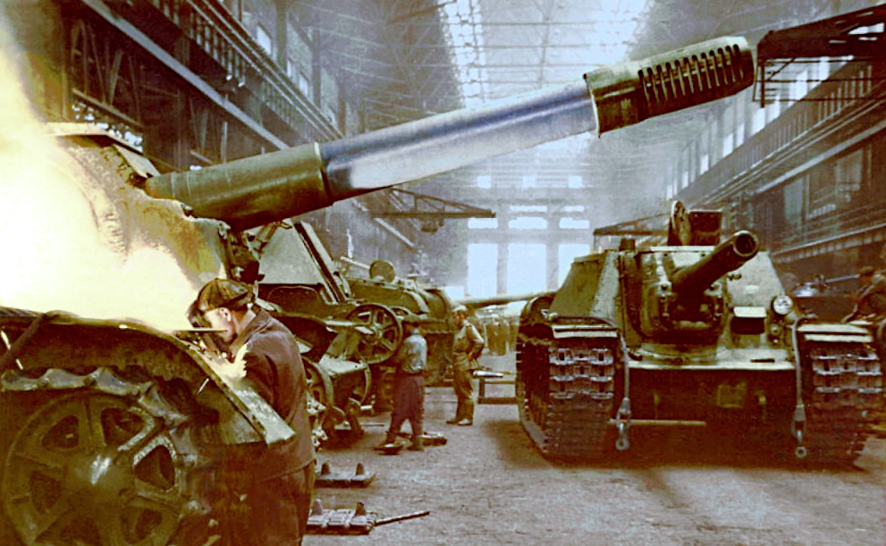 В цеху по производству крупнокалиберных СУ-152 на Кировском заводе, Челябинск, 1943 г.