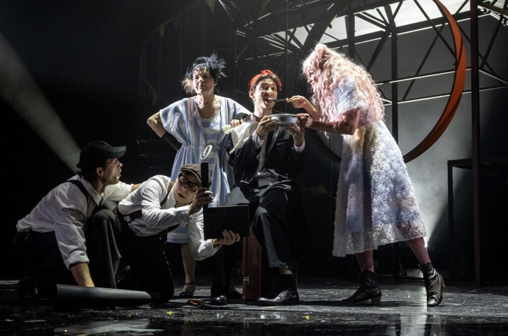    Источник фото: официальный сайт театра. Фотограф Елена Лапина Источник фото: Театр To Go