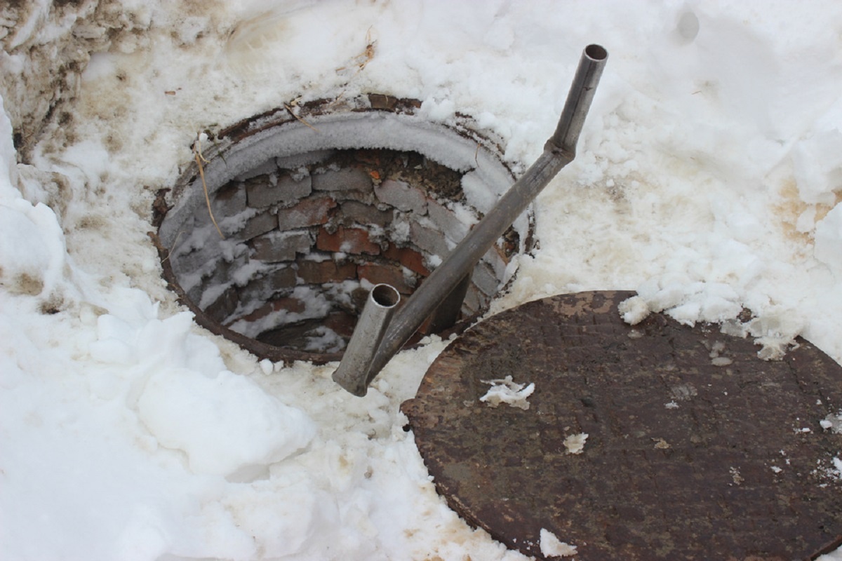 У мужчины отстегнулся страховочный трос во время подъема из колодца.  Фото: Денис Кочкин