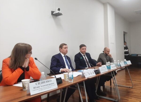 В президиуме встречи уполномоченный по защите прав предпринимателей Петербурга Валерий Калугин и представители УФНС и Трудовой инспекции
