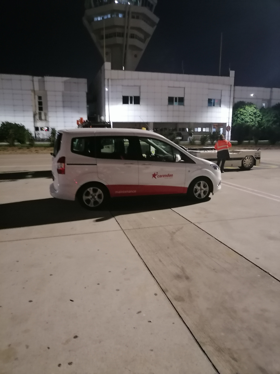 Фирменная машинка в аэропорту