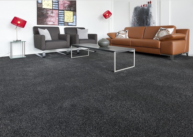 Ковролин в темных антрацитовых тонах - отдает как в коричневые, так и в синие оттенки