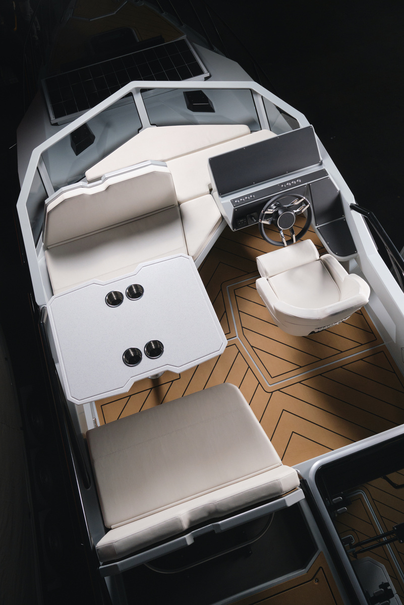 Флайбридж вмещает 5 человек.