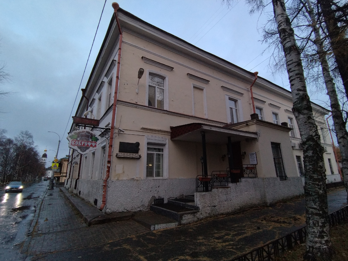 вход в дом со стороны ресторана "Бобров"