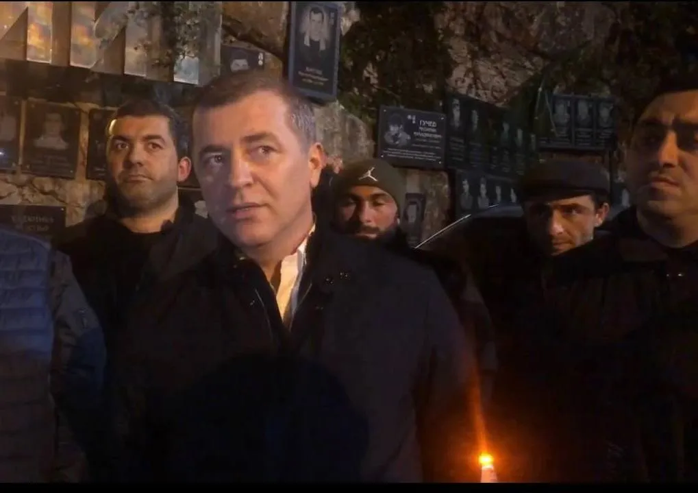 Один из лидеров протестующих - политик, бывший министр экономики Абхазии Адгур Ардзинба. // Фото: Telegram-канал RESPUBlCA 