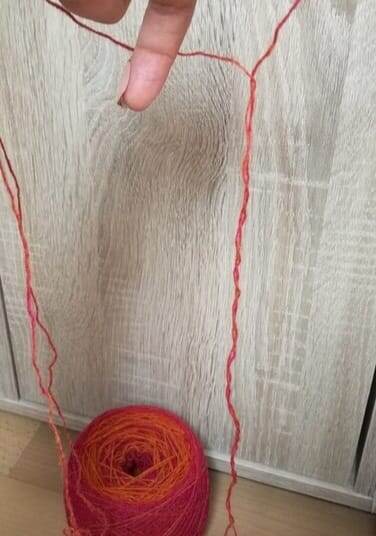 Нити скручиваются между собой. Такая пряжа будет косить