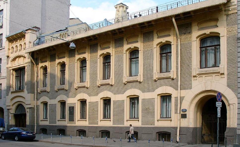 Парадный фасад особняка в модерновом стиле