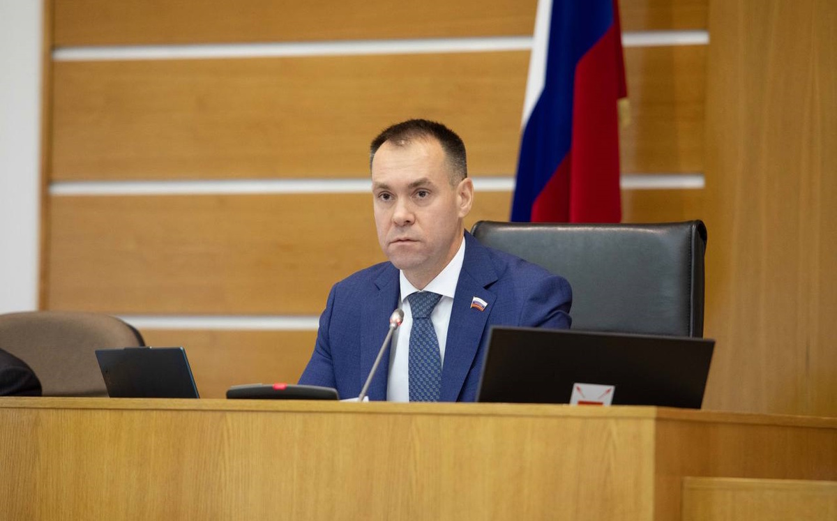 Председатель Заксобрания Вологодской области Сергей Жестянников считает, что новый законопроект – «громкий сигнал для всех, кто употребляет спиртное». Фото: Пресс-служба ЗСО
