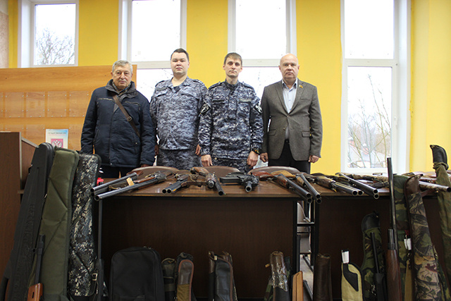 Сотрудники тверского управления Росгвардии передали в зону СВО еще 50 ружей