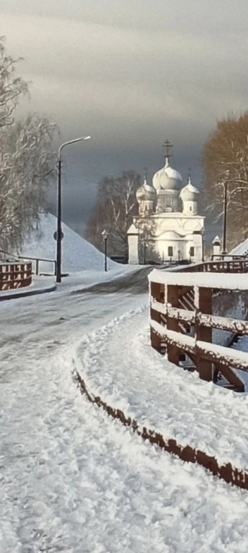 Оп - ля! Совсем немного снега и вид совершенно другой!))) Наш Кремль.