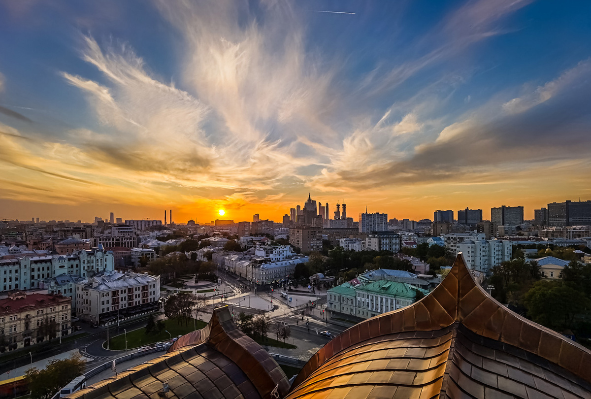 Москва. Снято на широкоугольную камеру Huawei P40ProPlus f/1.8, 1/8500, ISO-50, 18mm.