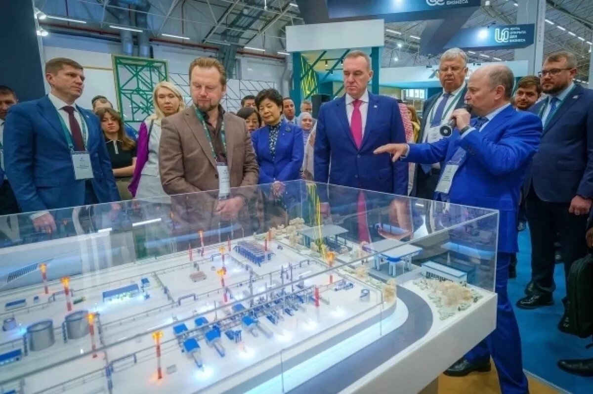    С Глава региона и делегаты иностранных государств посетили промышленную выставку, на которой представлены уникальные разработки ведущих отраслей и предприятий автономного округа.