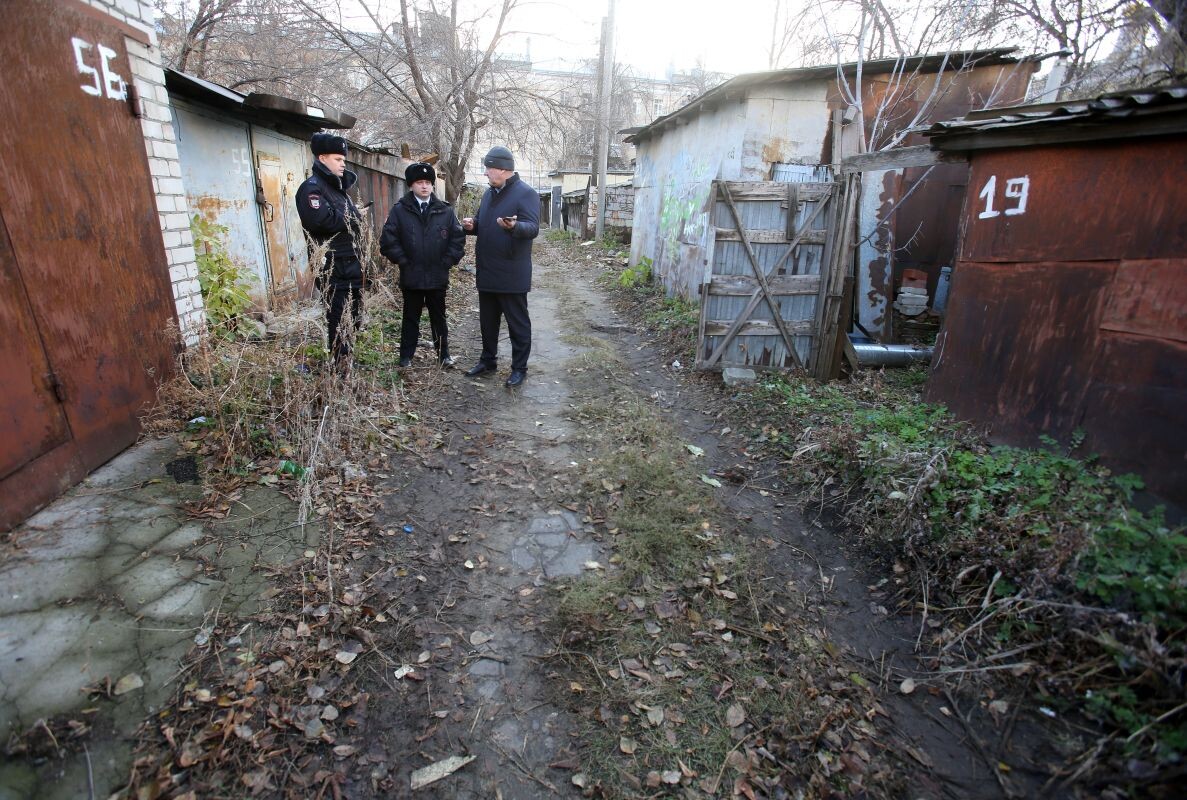    Работы проводят в присутствии полиции. Фото: Филонов Игорь