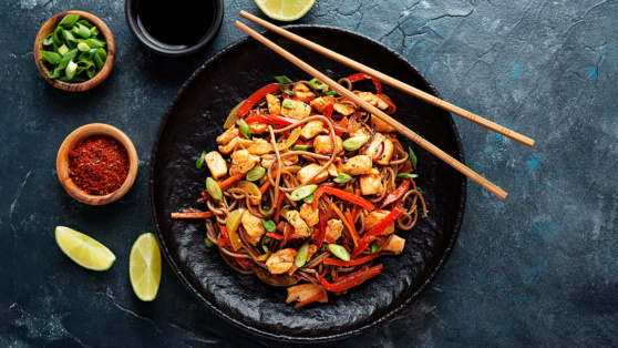    Гречневая лапша с курицей и овощами в соусе терияки – вкусное ПП-блюдо для обеда или ужина Алина Городниченко