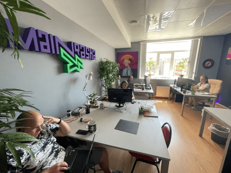 Офис компании со свеженькой вывеской “Мэйнраша”