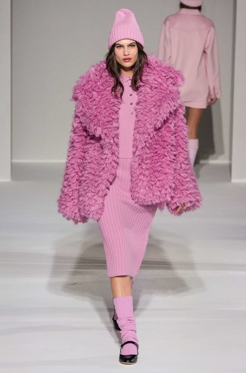 Можно и более яркий розовый. Не стесняемся, кстати, спущенных гольф!