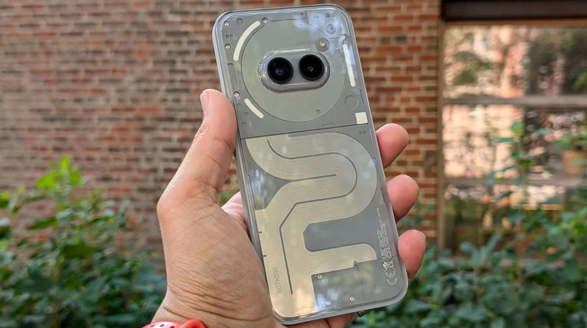    Nothing Phone 2a Plus сохранил фирменные черты линейке в дизайне. Фото: uk.pcmag.com