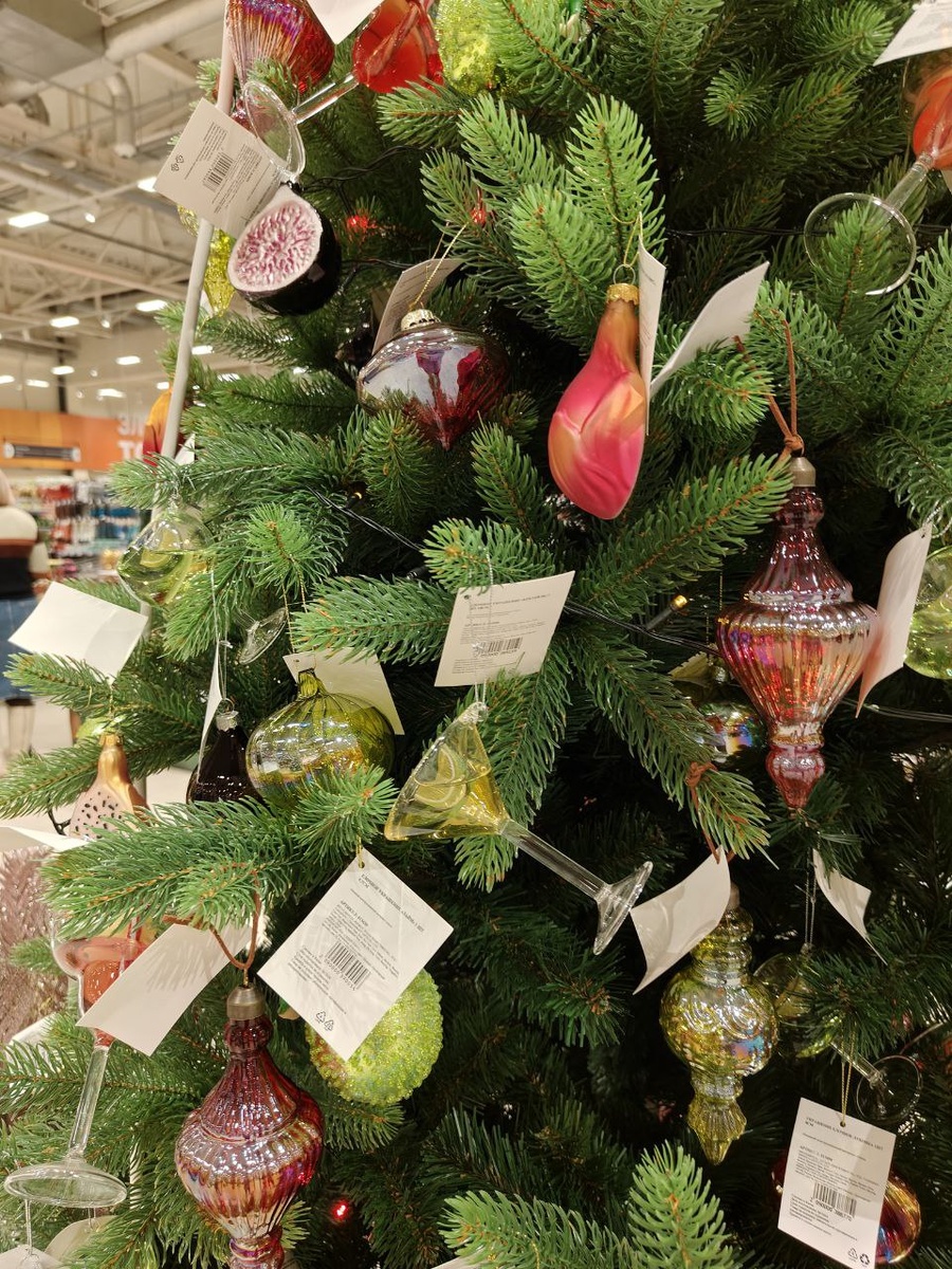 Примеры наряженных ёлок в гипермаркете Глобус