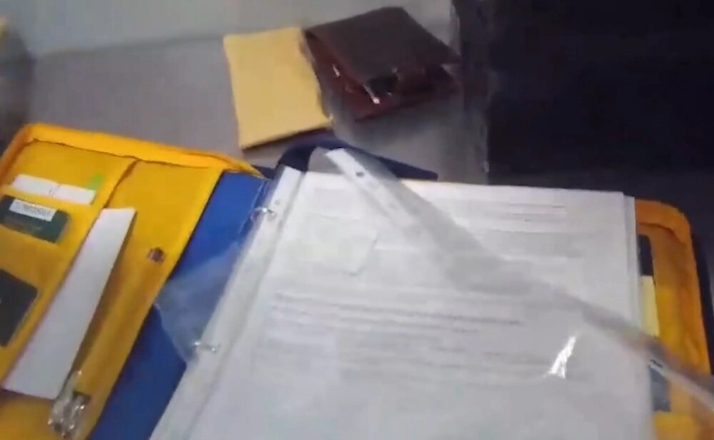    Папка, откуда извлекли пухлые конверты в валютой. Фото: Северо-Западное таможенное управление