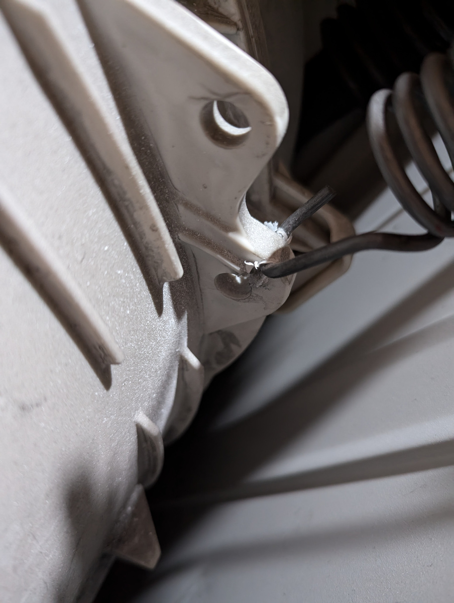 Уцелевшая пружина, кстати, пытается "проесть" свое становочное ушко